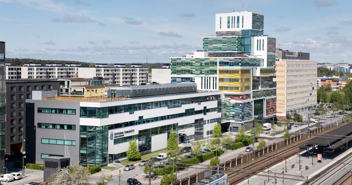 Attunda tingsrätt ligger i Sollentuna och hanterar mål från tio kommuner i den norra delen av Stockholms län. Vid domstolen arbetar omkring 150 personer.