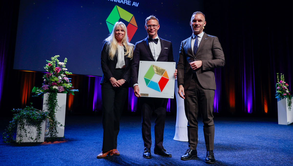 Linda Mossberg Karlström, rättschef, och  Marcus Isgren, ordförande och chef på Allmänna reklamationsnämnden tar emot utmärkelsen Sveriges Modernaste Myndighet 2025 av civilminister Erik Slottner.